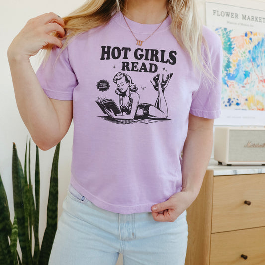 Hot Girls Read Comfort Colors Boxy Cropped Tee – Bookish Summer Style
