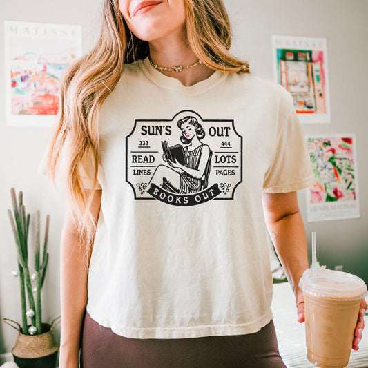 Sun’s Out Books Out Retro Summer Bookish Comfort Colors Boxy Cropped Shirt