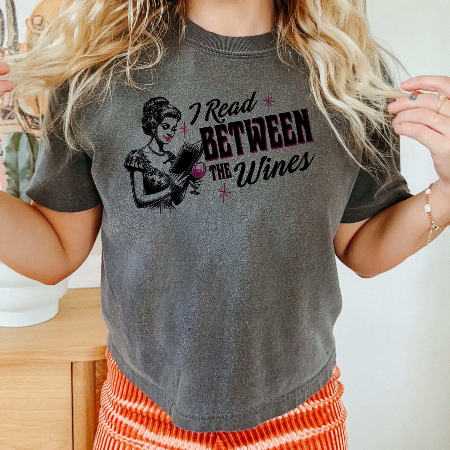 I Read Between The Wines Heavyweight Boxy Cropped Tee